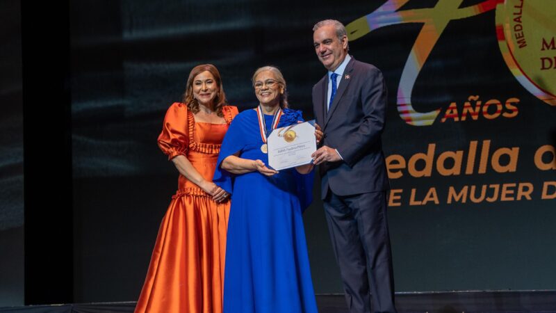 Directora de Políticas y Servicios Nucleares de Energía y Minas recibe Medalla al Mérito de la Mujer Dominicana 2025