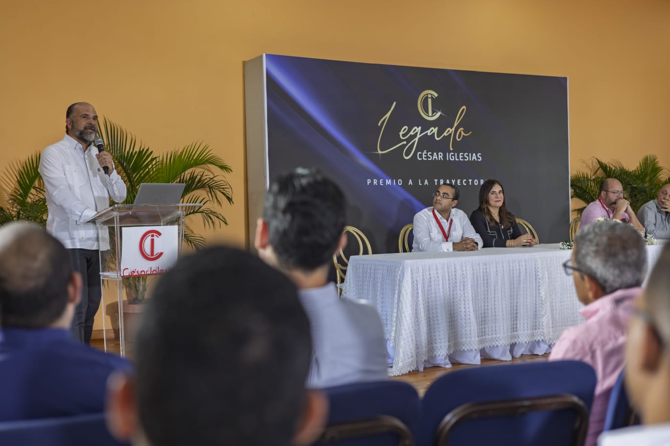 César Iglesias reconoce trayectoria de sus colaboradores