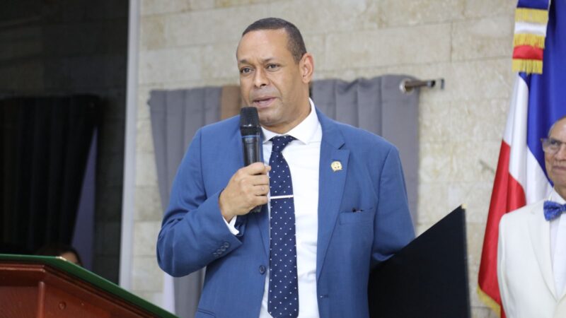 Víctor Dumé es reconocido como productor de cine por Prensamérica Internacional y la Asociación de Prensa de Ecuador