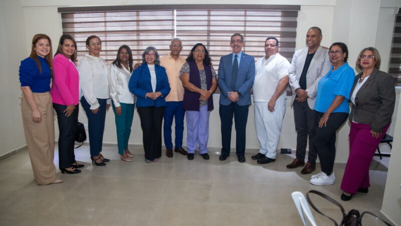 Dr. Jorge Asjana fue el moderador del “Foro Internacional: Protagonismo de la Mujer en la Sociedad Actual”