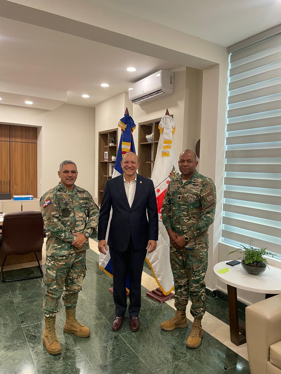 Presidente de la Confederación Deportiva FF. AA.  y la PN realiza una visita de cortesía al alcalde de Santiago