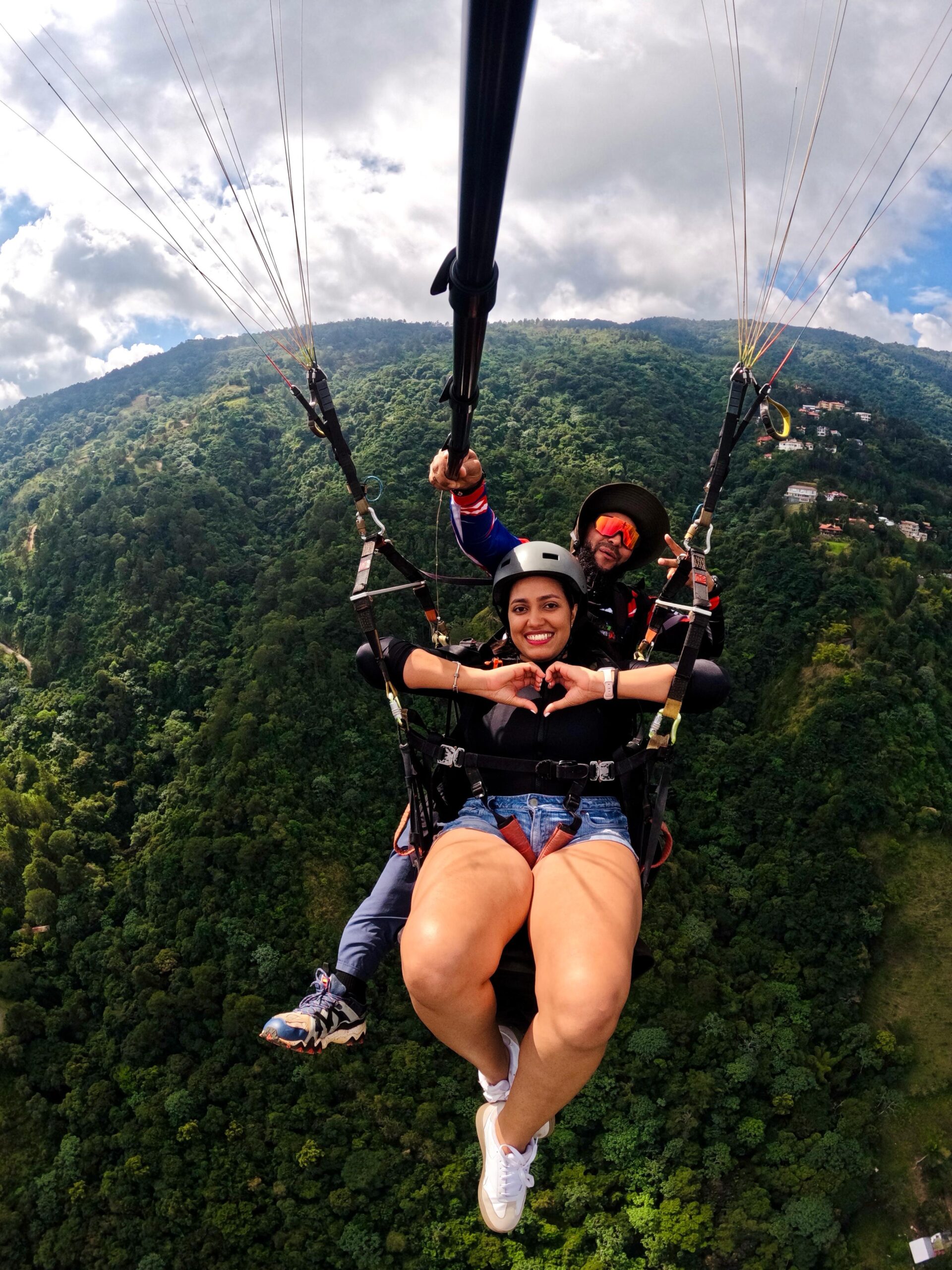 Rayndira López y Yuliana Heredia de Pasaporte Aventurero RD Viven una Experiencia Inolvidable con Parapente Extremo RD