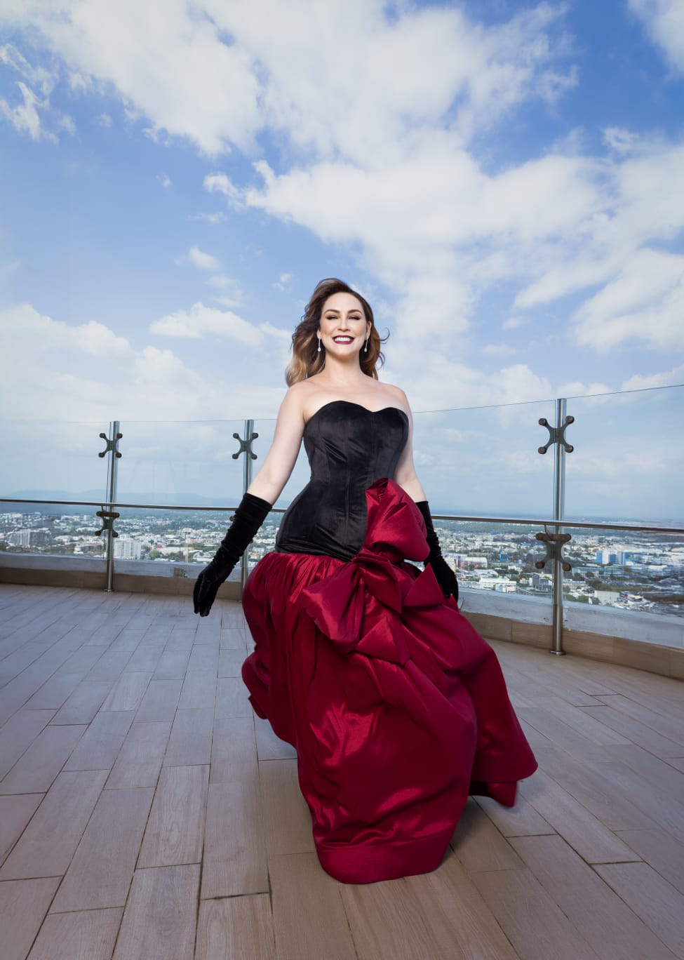 Magnolia Kasse deslumbra en Premios Soberano con vestido exclusivo de la firma Emeká