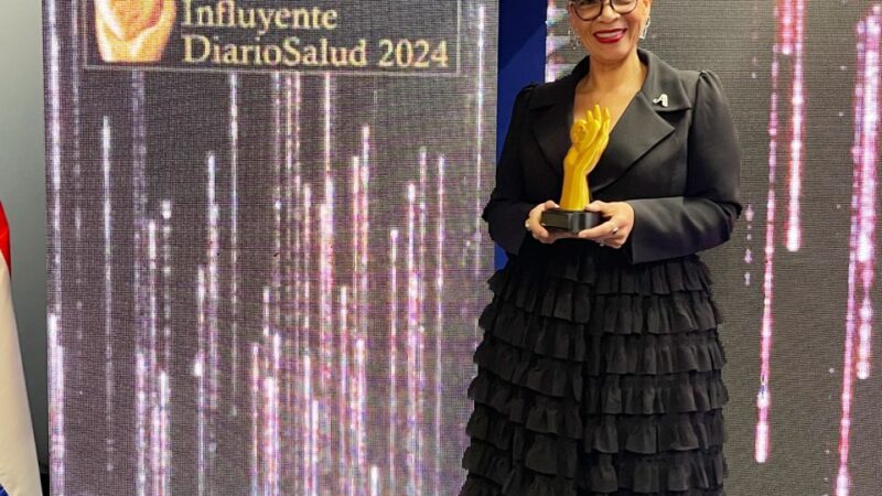 Dra. Alexandra Hichez recibe premio por su iniciativa «Soy Más Que un Diagnóstico»