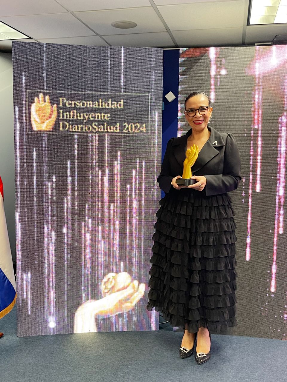 Dra. Alexandra Hichez recibe premio por su iniciativa «Soy Más Que un Diagnóstico»