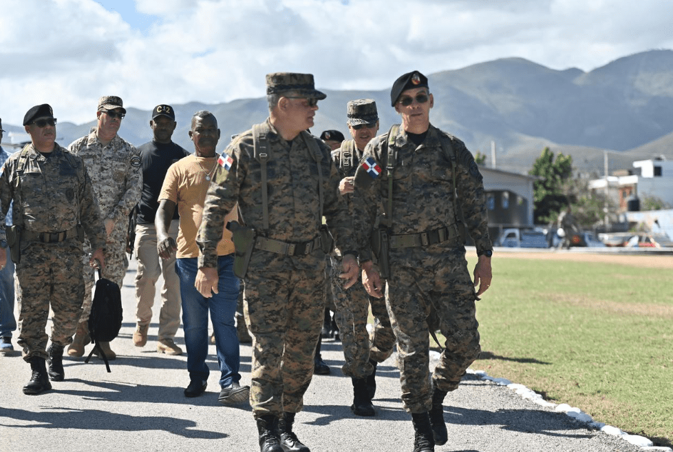 Ministro de Defensa supervisa operatividad de tropas en la frontera sur y norte del país