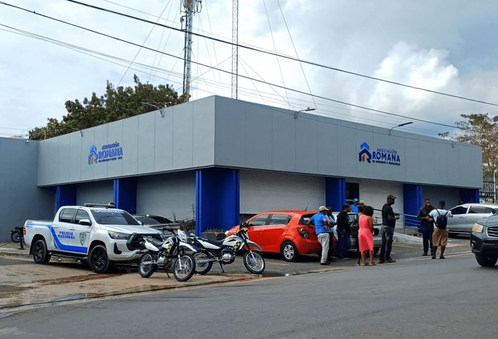 Policía persigue de manera activa asaltante de Asociación Romana de Ahorros y Préstamos