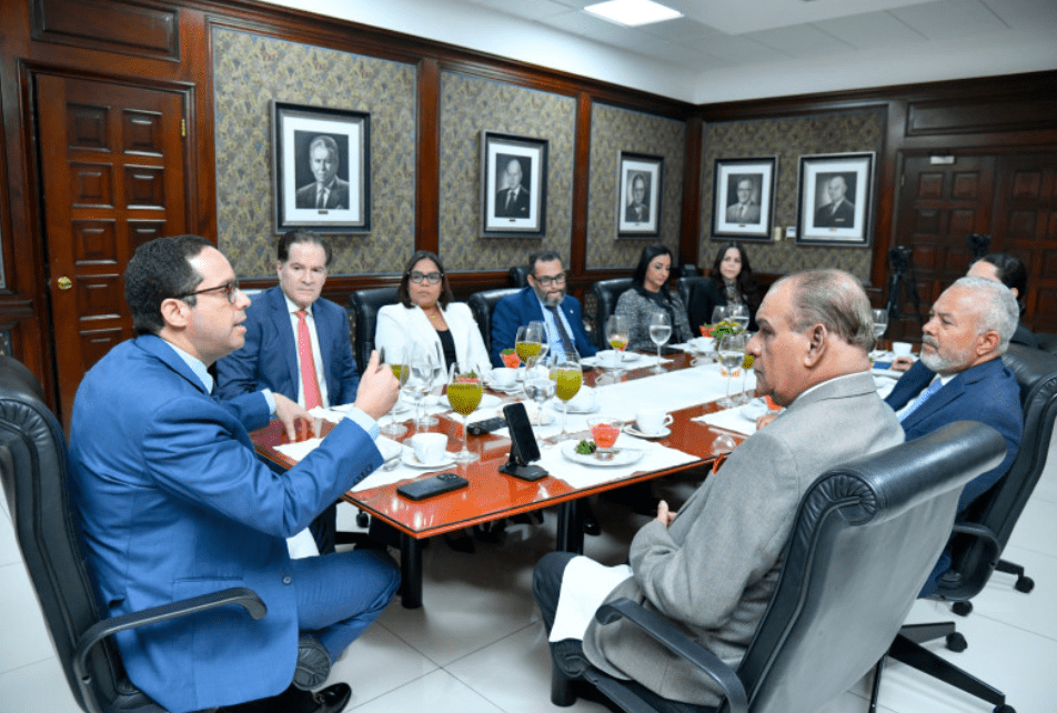 Sigmund Freund dice Gobierno evalúa aumento al salario mínimo para el sector público