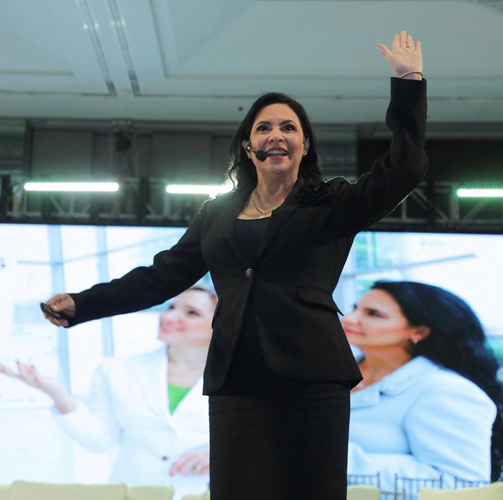 Roselin Cabrales: Líder y Organizadora del Congreso Mundial de Mujeres Líderes en Harvard University