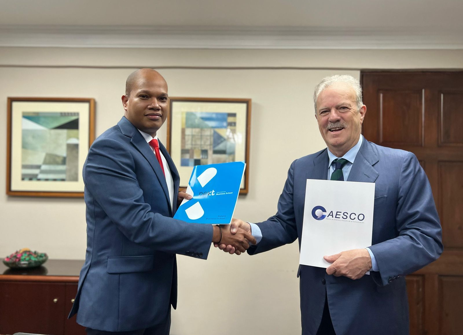 CAESCO y NEXT EDUCACIÓN se unen para llevar formación internacional de alto nivel a República Dominicana