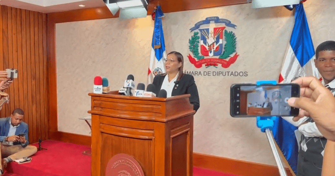 La diputada Mirna López presenta proyecto de Ley para el Control Migratorio en Hospitales Dominicanos en respaldo a las medidas anunciadas por el presidente Abinader.  