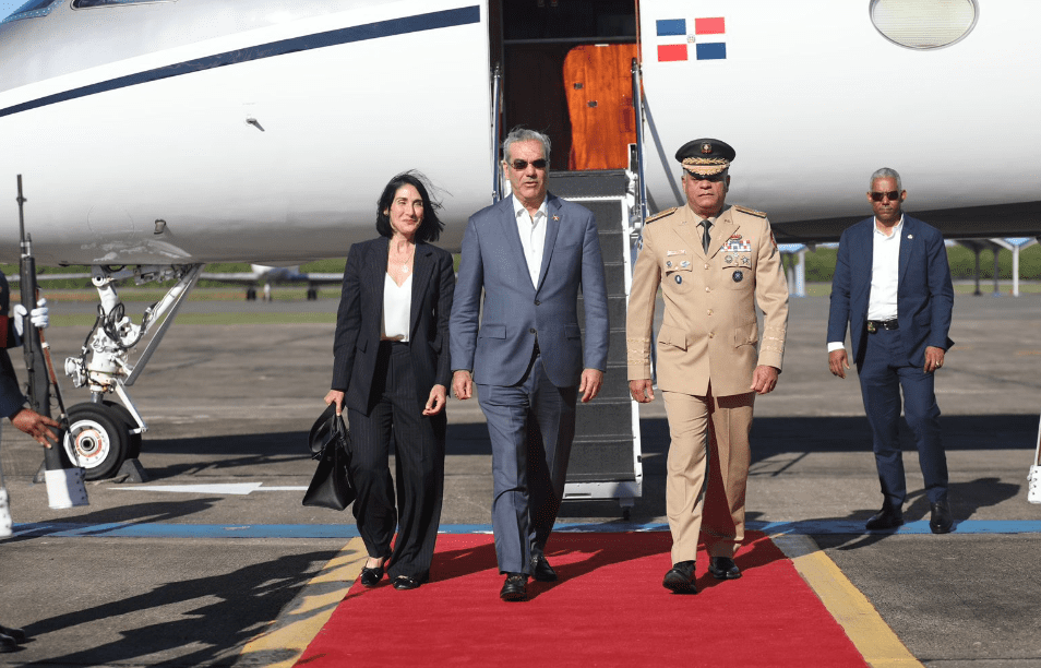 Presidente Abinader retorna al país tras participar en actos funerales del papa Francisco