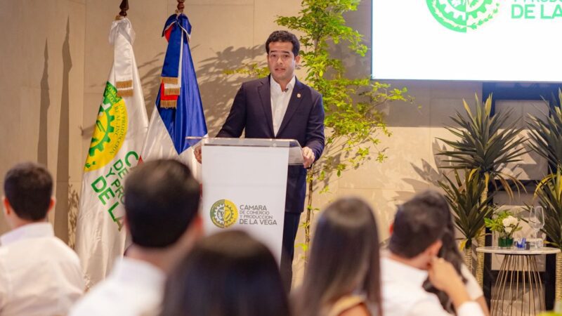 Omar Fernández socializa sus proyectos de ley con sectores productivos de La Vega