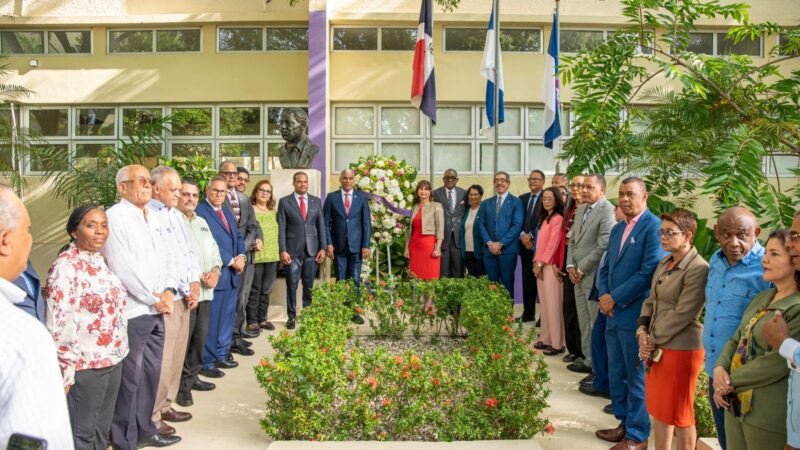 Jorge Asjana visita y felicita a la Facultad de Humanidades de la UASD por su 79.º aniversario