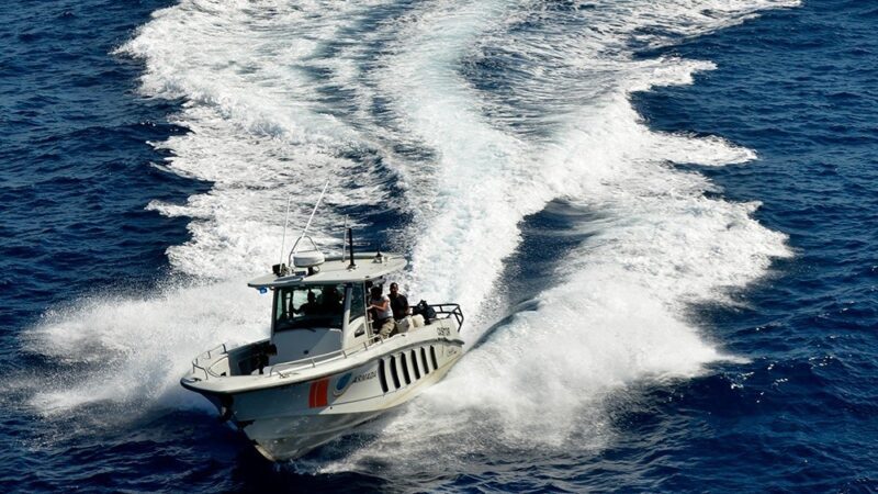 Armada de República Dominicana, autoridades y pescadores locales rescatan a 17 personas tras virarse embarcación frente a las costas de Juanillo