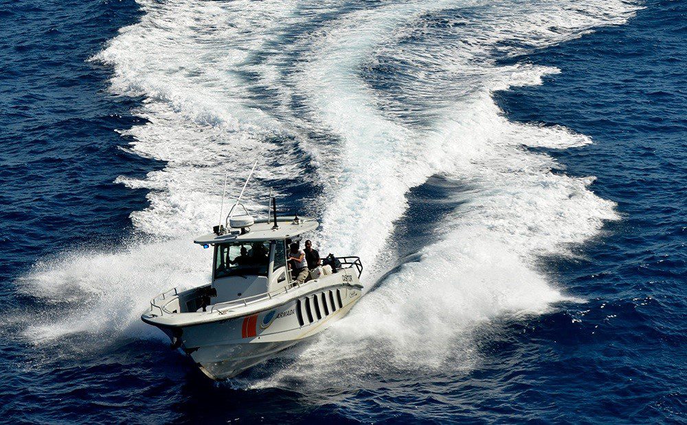 Armada de República Dominicana, autoridades y pescadores locales rescatan a 17 personas tras virarse embarcación frente a las costas de Juanillo