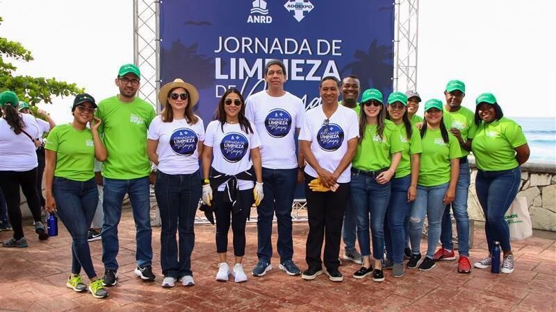 Dos Pinos renueva su compromiso con el medioambiente en jornada de limpieza en Playa Güibia en jornada de limpieza