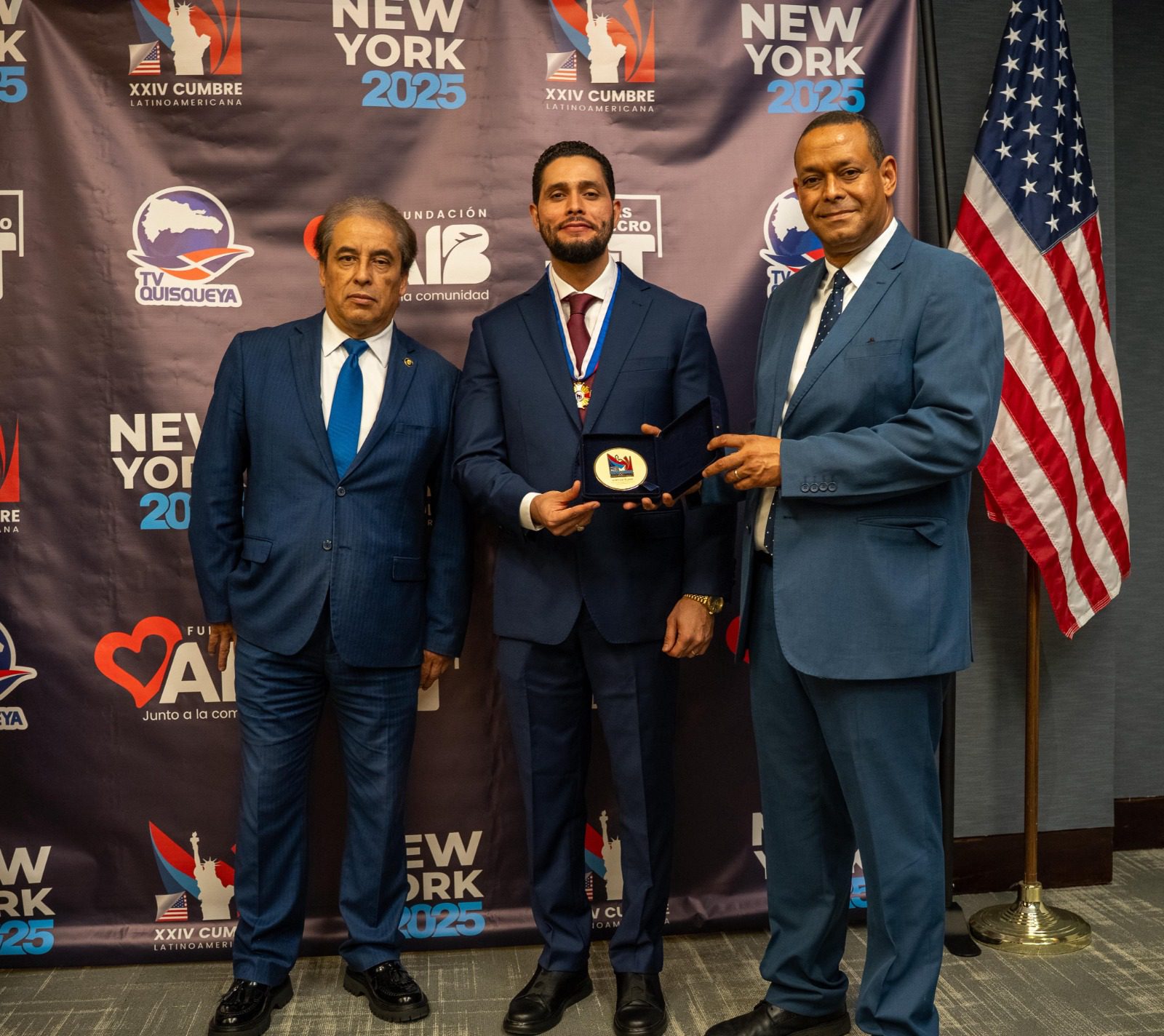 Alexander “El Hijo del Pueblo” Rodríguez recibe el Premio Lider Latinoamericano 2025 en New York