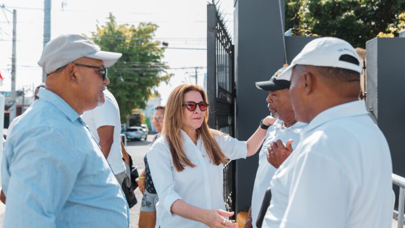 Carolina recorre cementerios y envía mensaje especial por el Día de los Padres
