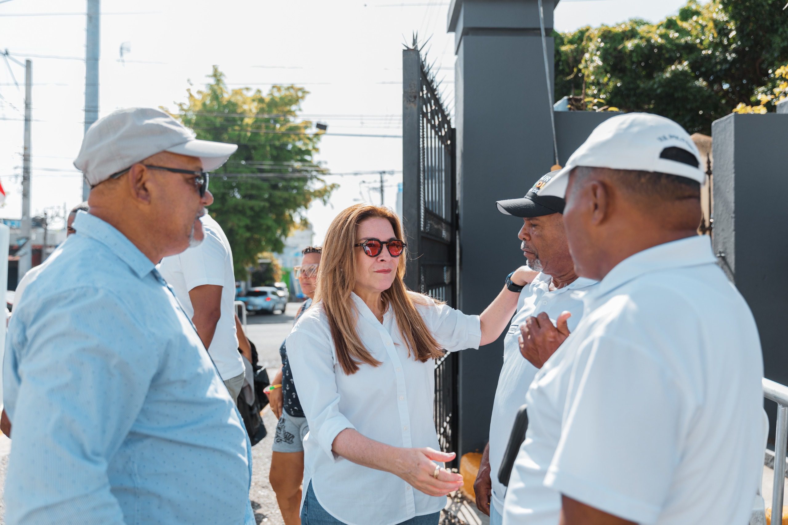 Carolina recorre cementerios y envía mensaje especial por el Día de los Padres
