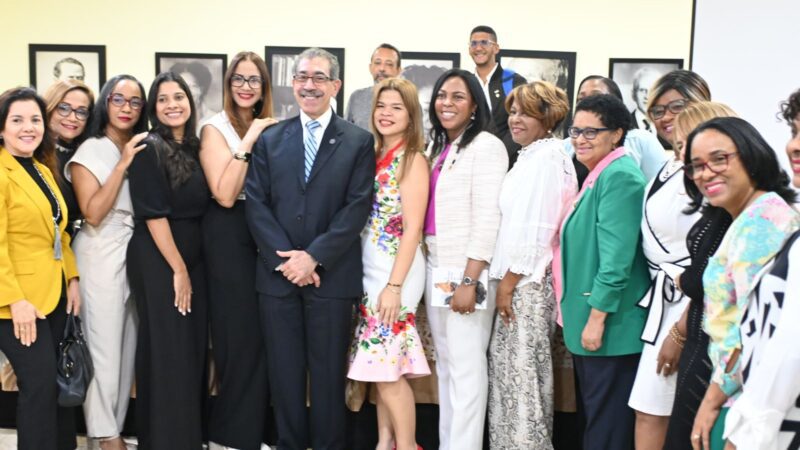 Asjana David ratitifica compromiso con la investigación al destacar obra literaria de la maestra Ibeth Guzmán