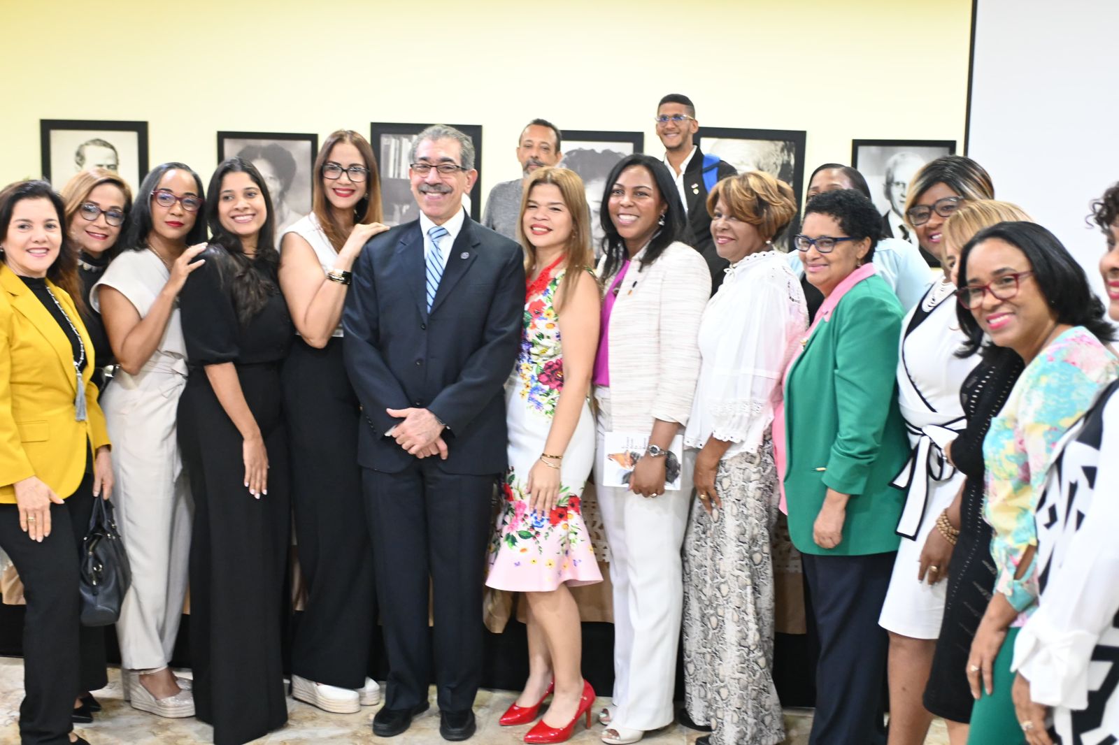Asjana David ratitifica compromiso con la investigación al destacar obra literaria de la maestra Ibeth Guzmán