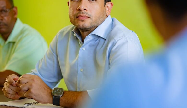 Omar Fernández critica mal estado de escuelas; propone recintos verticales y modelo STEAM