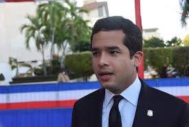 Omar Fernández pide atención a falta de cupos en escuelas