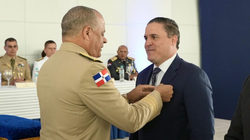 Jean Luis Rodríguez recibe máxima distinción del CESEP por sus aportes a la seguridad portuaria