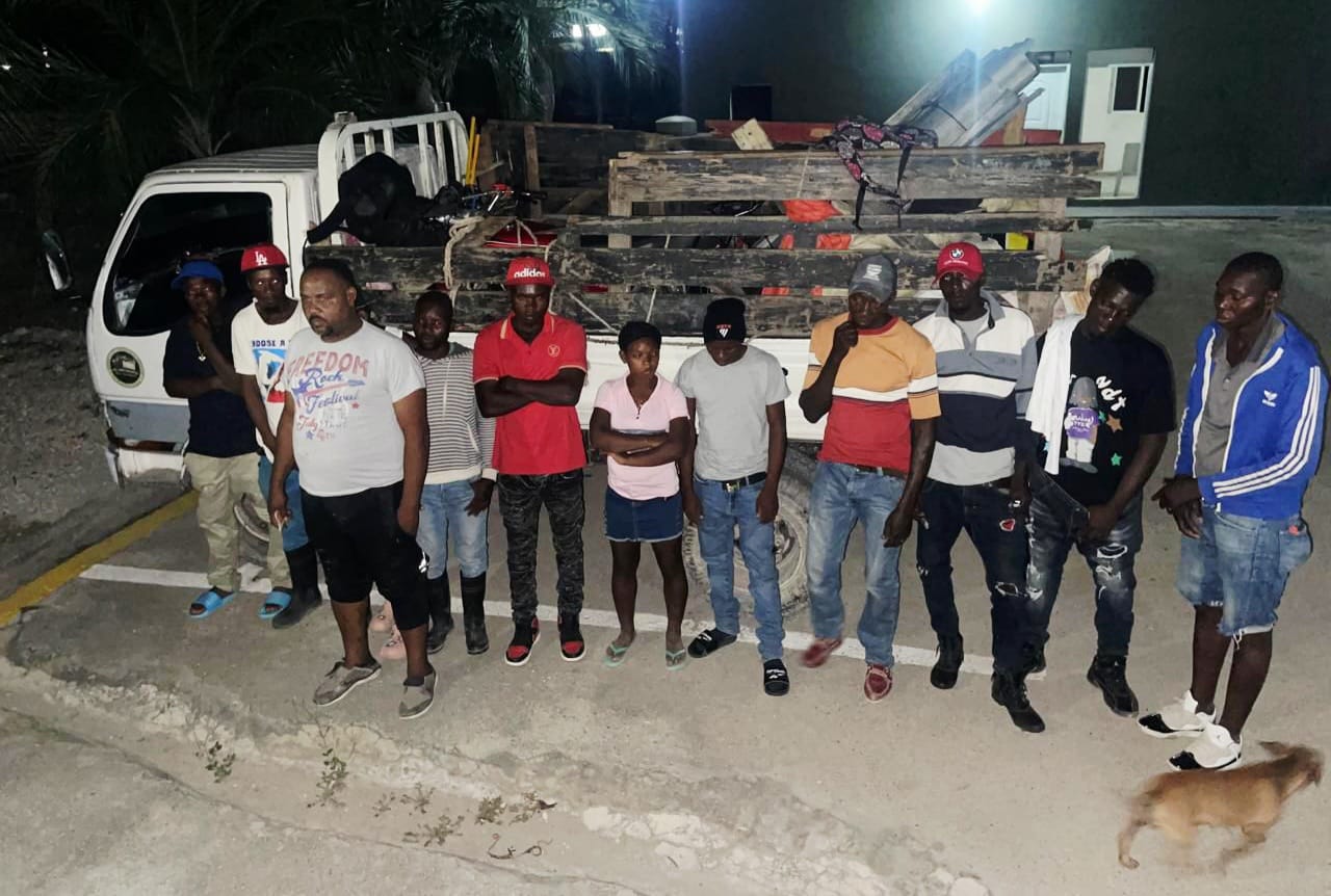 Ejército detiene camión con 11 haitianos indocumentados y una motocicleta en Duvergé