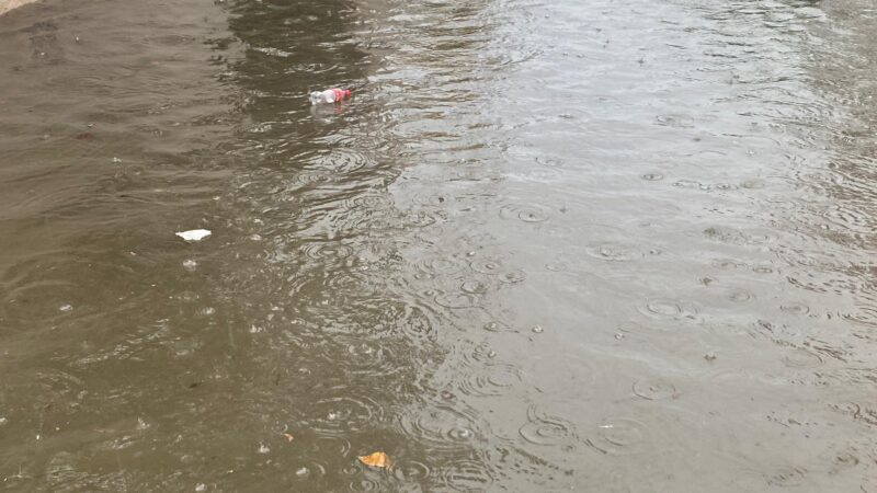Caos Vial en Carretera Mella por Falta de Semáforo y Drenaje Pluvial: Comunidad Exige Respuesta