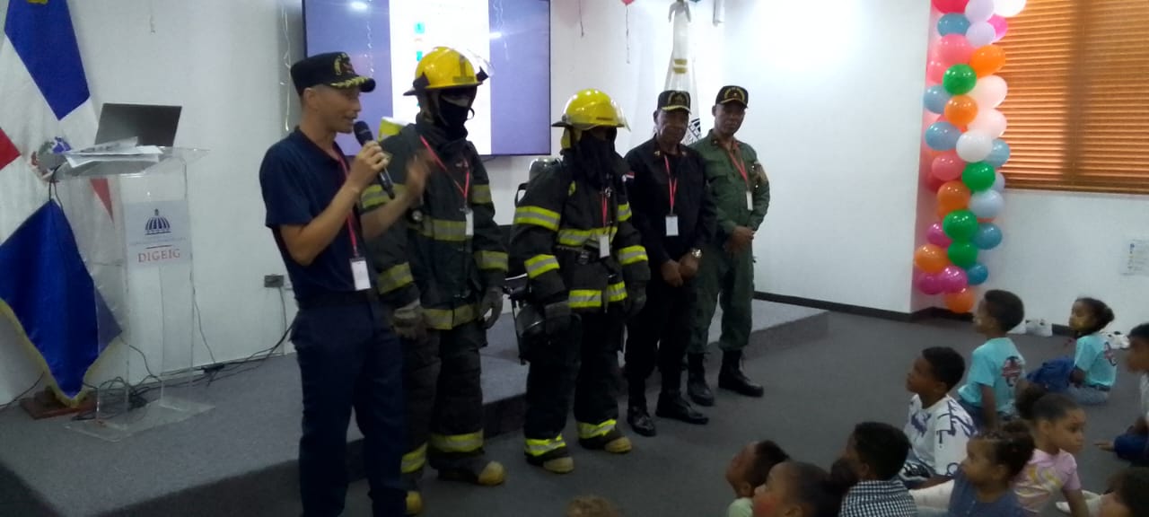 Bomberos de SD Norte inspiran a los niños en “Verano Divertido 2025”