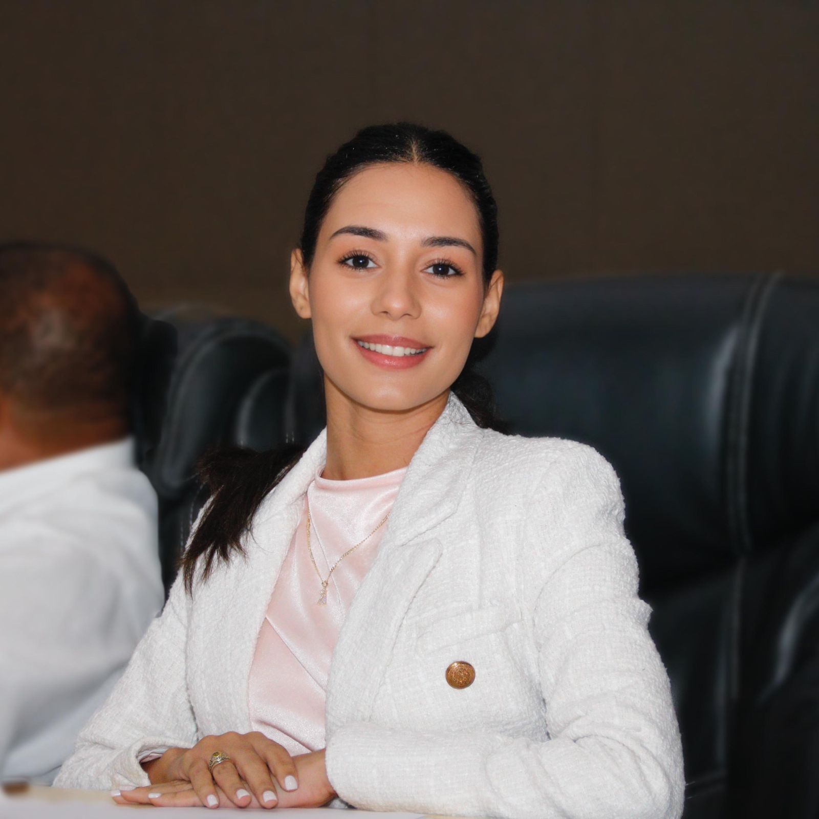 Regidora Aileen Decamps agradece a Agustín Burgos por atender su llamado para instalar oficina del Idoppril en Santo Domingo Este