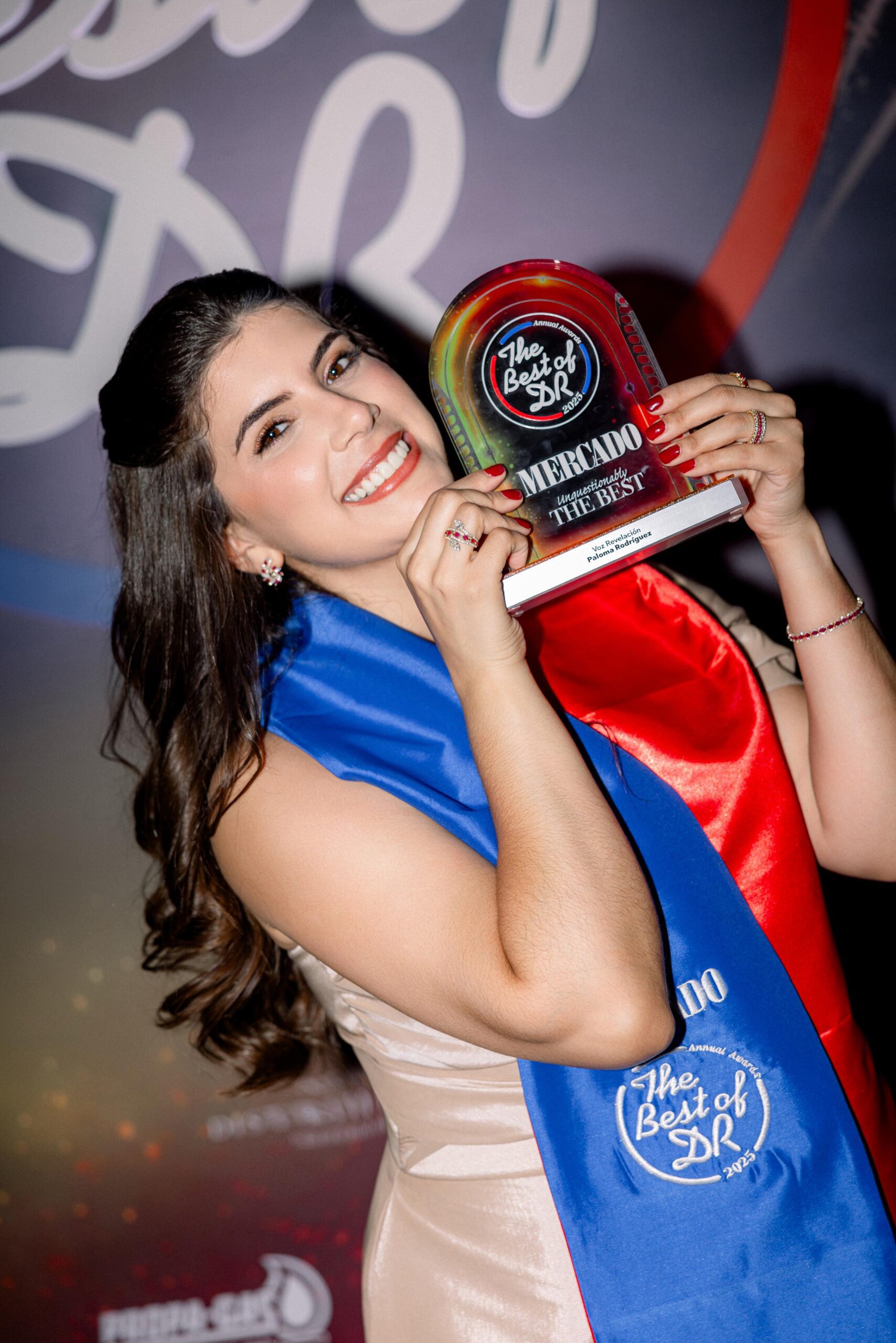Paloma Rodríguez, reconocida como Voz Revelación en “The Best of DR 2025” de Revista Mercado