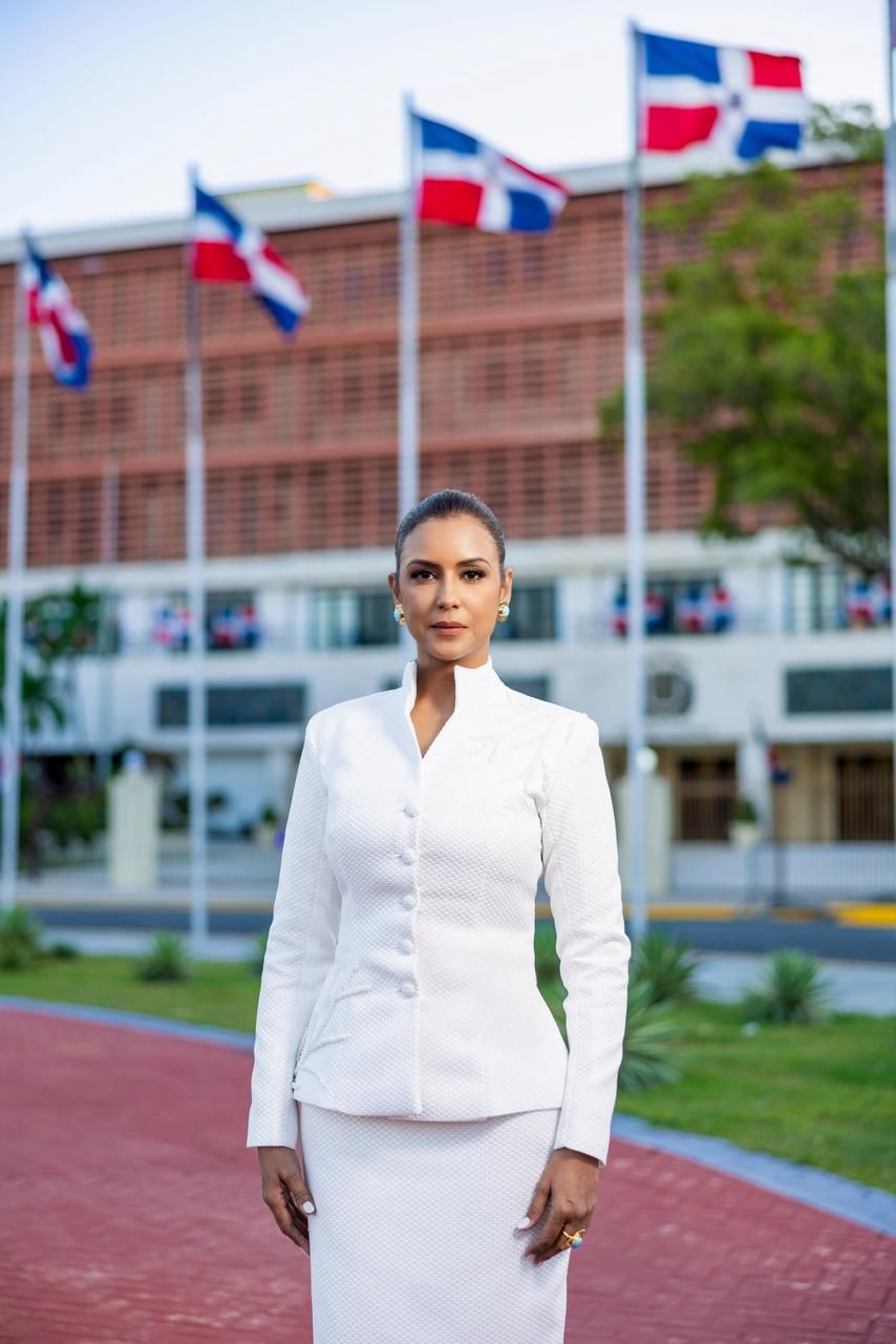 Selinée Méndez proyecta elegancia y liderazgo en el Congreso Nacional, bajo la dirección de la diseñadora dominicana Suzelle Taveras