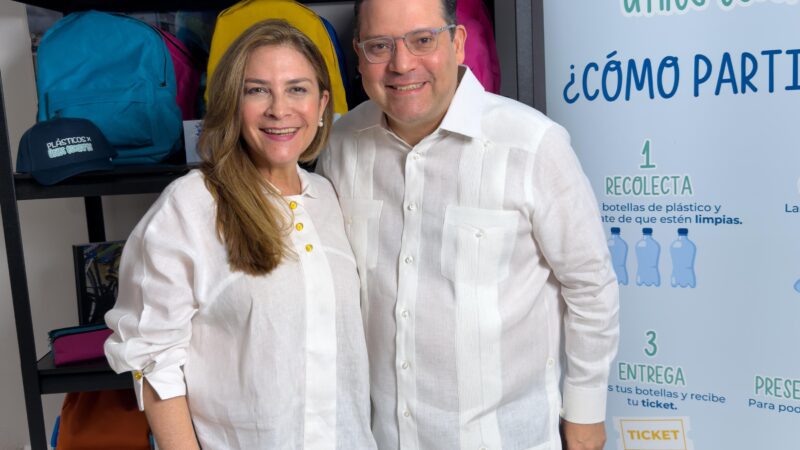 Carolina y Yayo se unen en Plásticos por Útiles Escolares