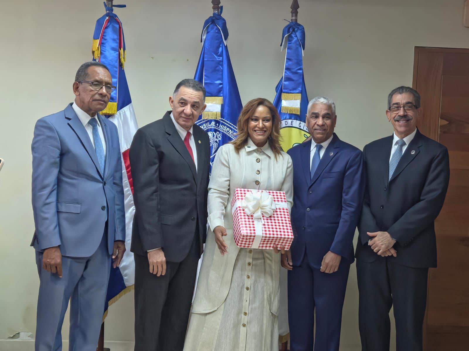 Por gestiones del doctor Asjana David, la Facultad de Ciencias de la Salud reconoce a la destacada dominicana Cristina Contreras.