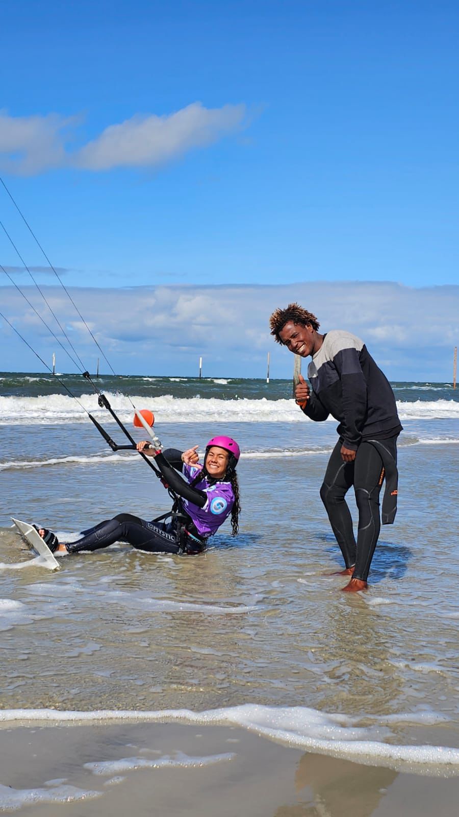 Victoria Bramtot eleva la bandera dominicana en el GKA Youth Big Air Kite World Championship en Alemania
