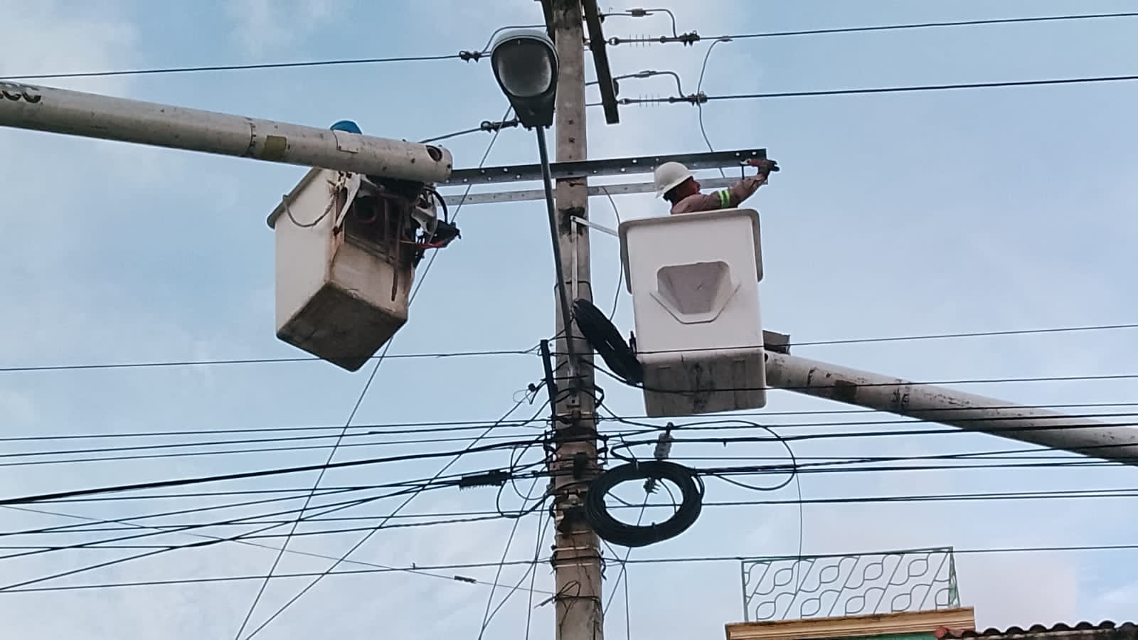 Moradores de Magua, en Miches, derriban árboles que afectaron líneas primarias de media tensión
