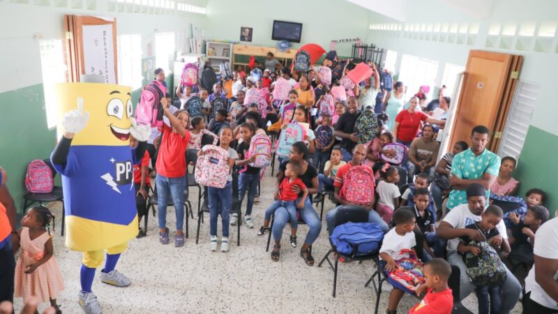 Colaboradores de Edeeste apadrinan niños de escasos recursos con entrega de útiles escolares
