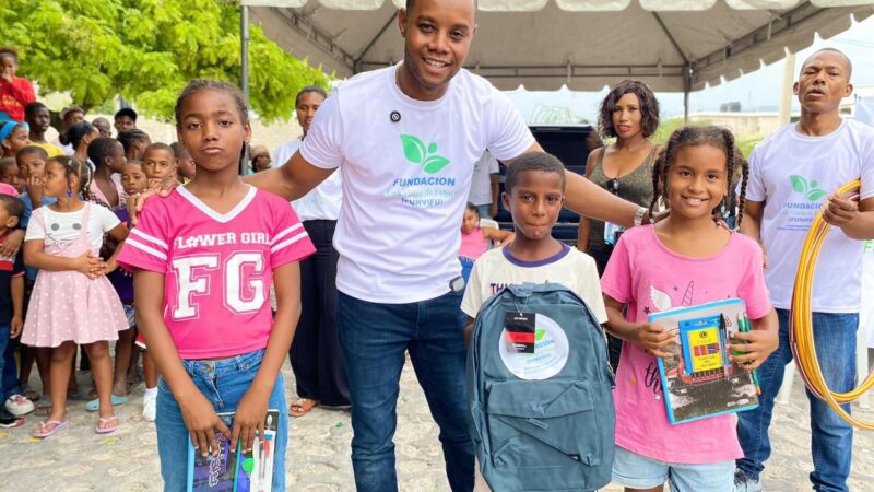 Más de 700 niños reciben útiles escolares de parte de Andelson Matos en Jimaní