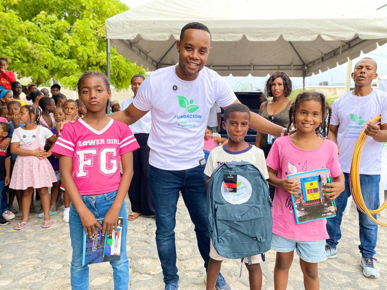 Más de 700 niños reciben útiles escolares de parte de Andelson Matos en Jimaní