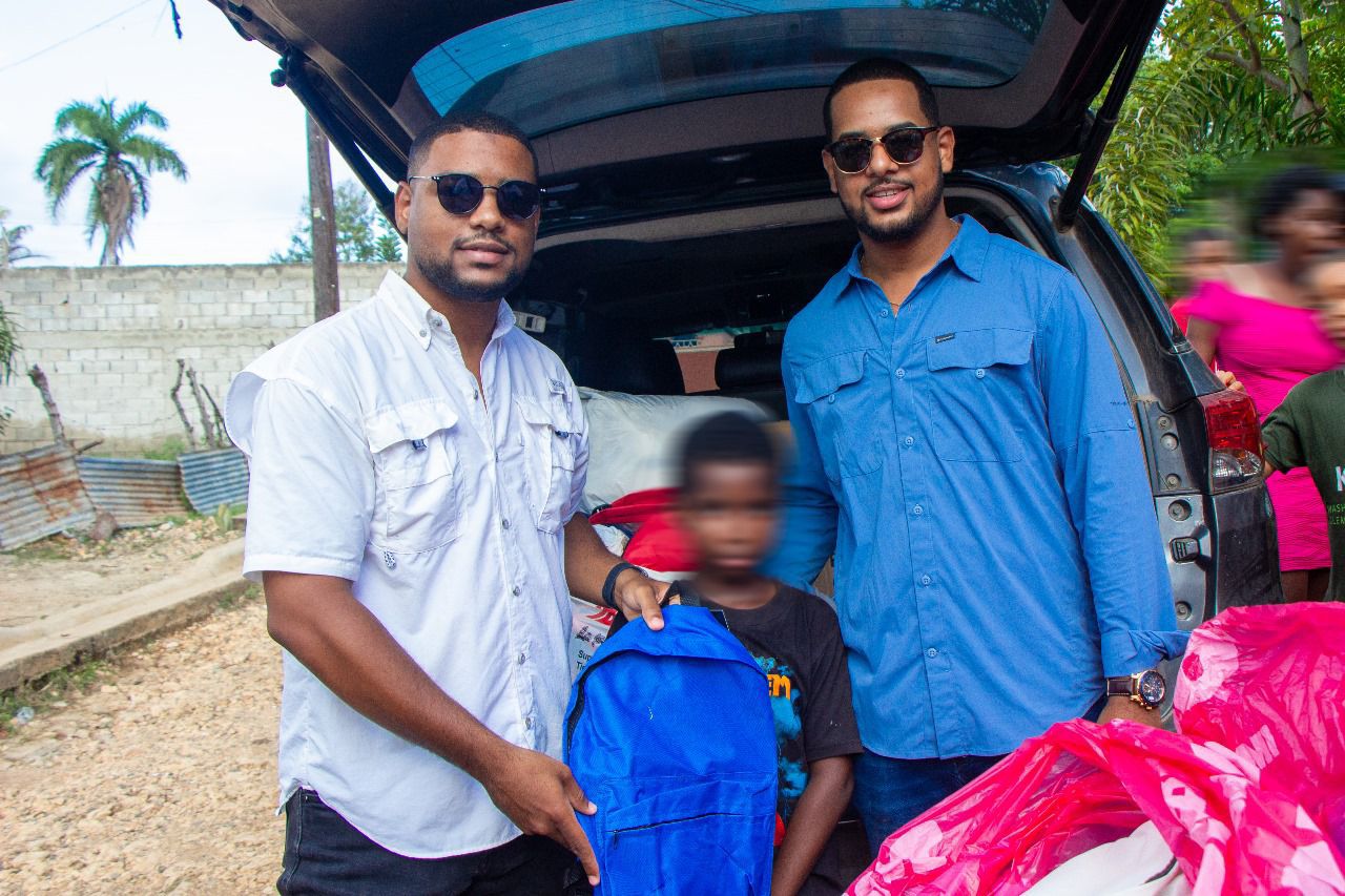 Jóvenes peledeístas Javier Calcaño y Blaise Torres entregan útiles escolares en el Batey Montecristi, impactando a más de 100 niños