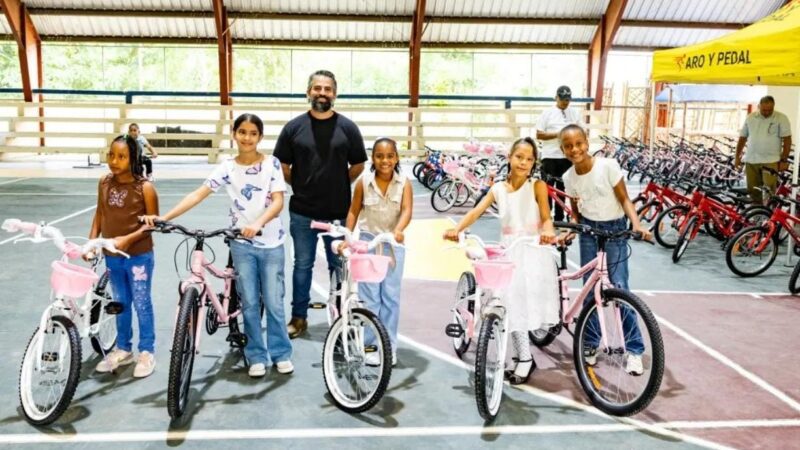Fotografía con Propósito premia a 100 estudiantes meritorios de Rancho Arriba con bicicletas nuevas