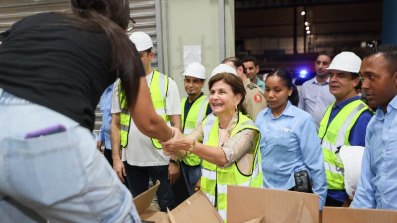 Raquel Peña llega al Inabie para verificar avance en entrega de útiles escolares*