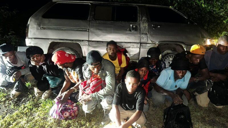 Ejército detiene a 11 indocumentados abandonados en vehículo en San Juan de la Maguana