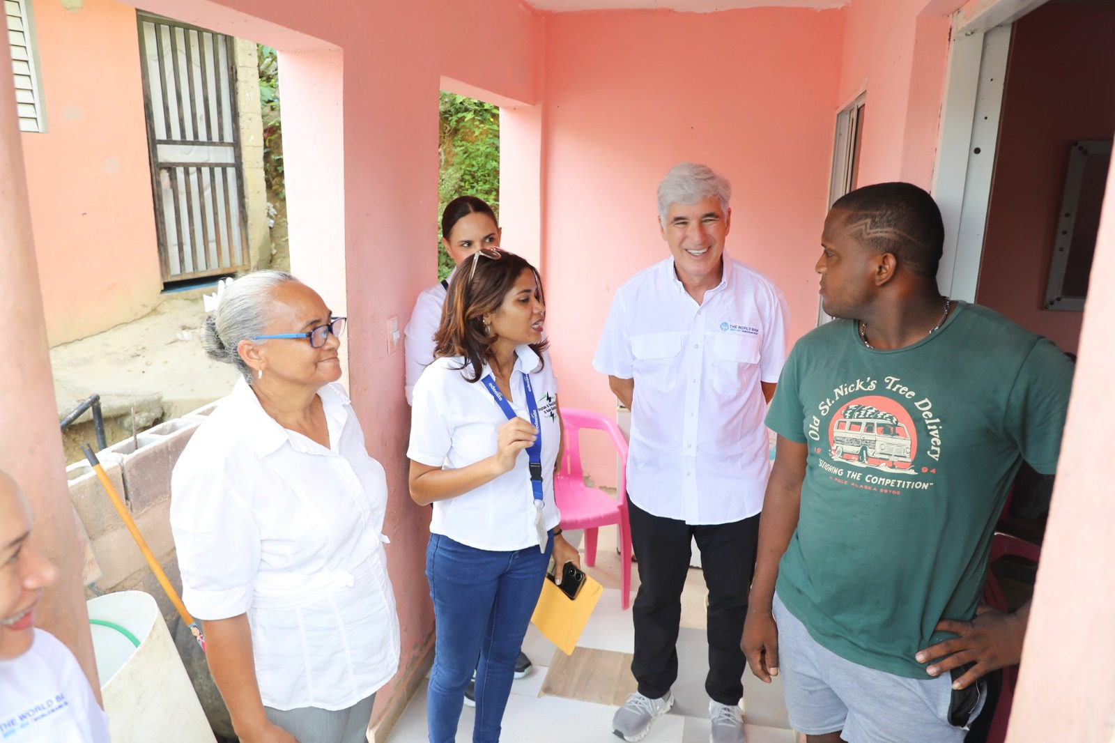 Edeeste y representantes del Banco Mundial recorren proyecto de rehabilitación de redes en Los Guaricanos