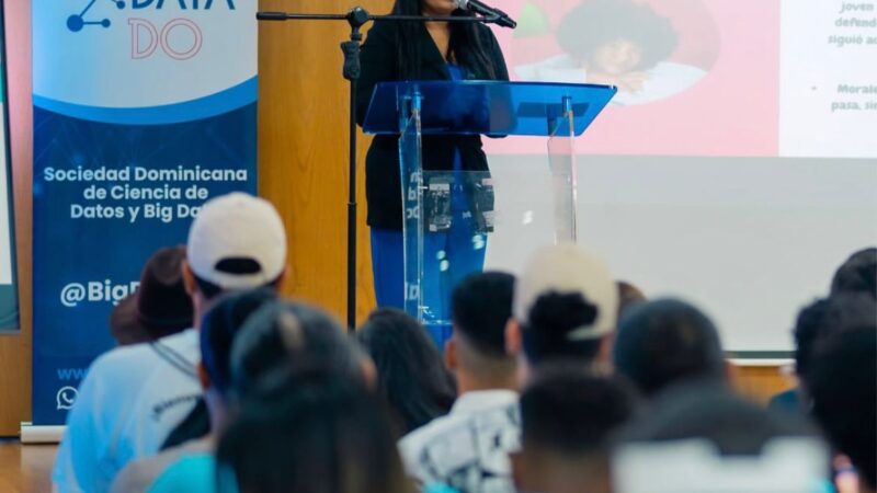 Walddy Lina Polanco imparte charla “Las mejores historias se escriben en silencio” en el Datathon 2025