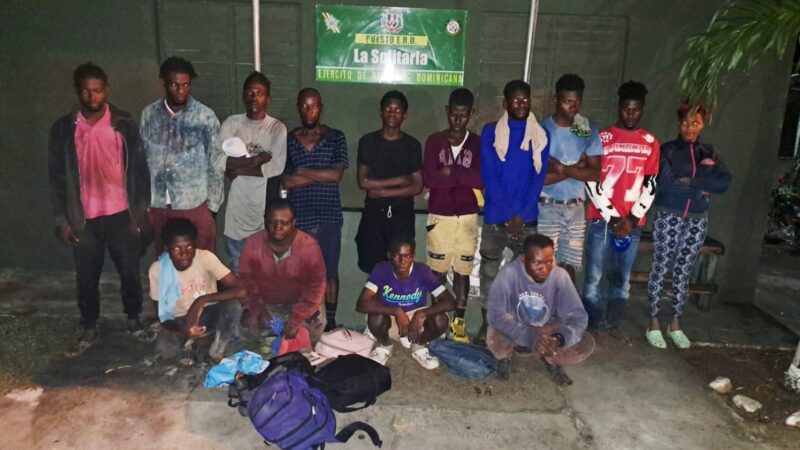 Un grupo de 14 haitianos en condición migratoria irregular fue interceptado en un puesto de chequeo militar en Montecristi