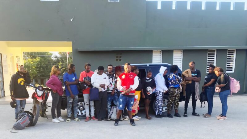 Ejército detiene a 16 indocumentados en una jeepeta y una motocicleta que flanqueaba el vehículo en San Juan de la Maguana